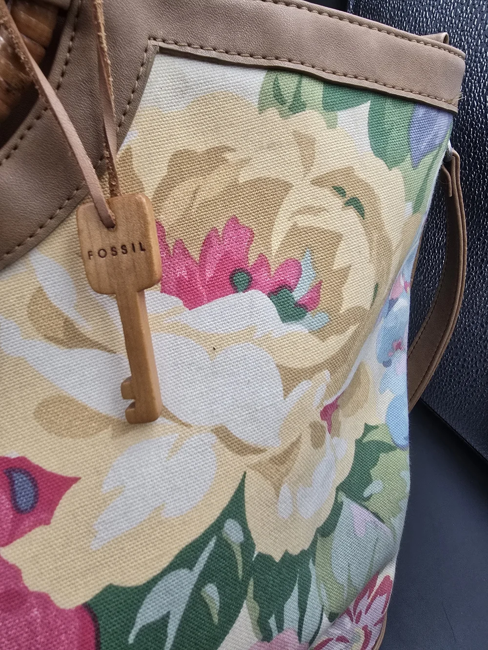 Fossil tote bold